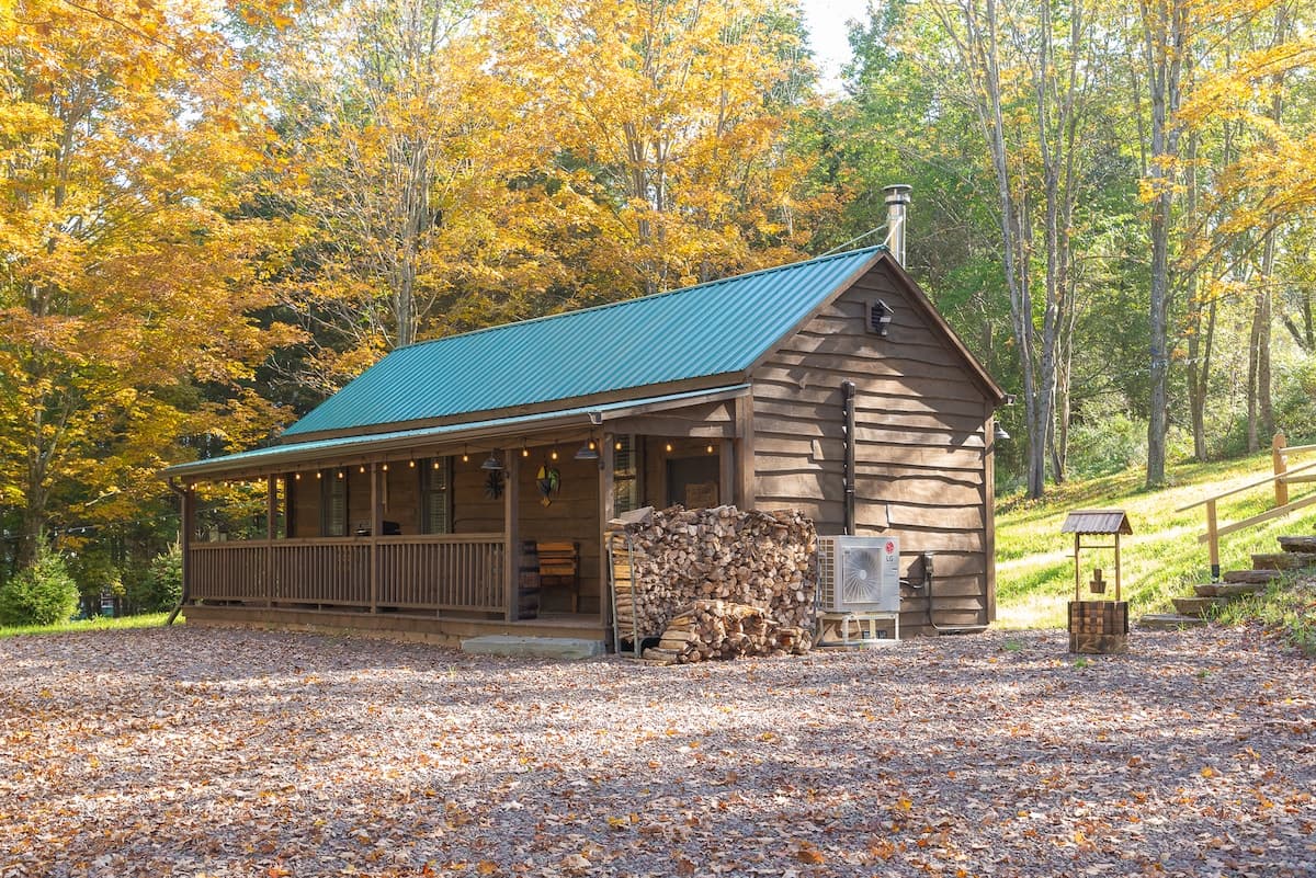Outlander Cabin exterior for a romantic Catskills getaway